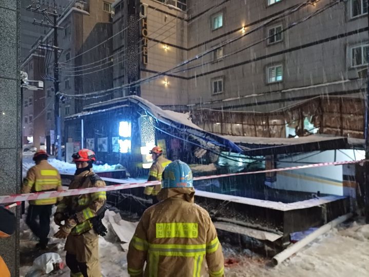 [오산=뉴시스] 28일 오전 6시20분께 경기 오산시 원동의 한 모텔 간판이 무너져 시민이 깔리는 사고가 발생했다. (사진=경기도소방재난본부 제공) 2024.11.28. photo@newsis.com *재판매 및 DB 금지