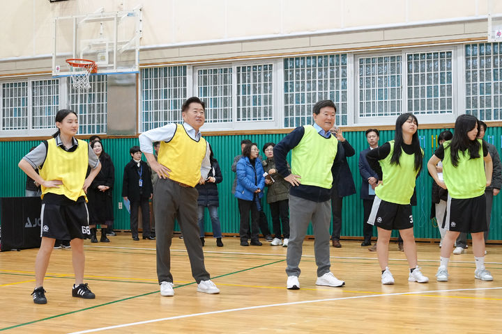 [제주=뉴시스] 김광수 제주교육감과 오영훈 도지사가 28일 오전 제주아침체육활동 시범학교인 탐라중학교를 방문해 몸을 풀고 있다. (사진=제주도교육청 제공) 2024.11.28. photo@newsis.com  *재판매 및 DB 금지