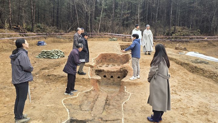 군위군 인각사지 가마터 2차 발굴조사에서 자문위원들이 현장을 확인하고 있다. (사진=군위군 제공) *재판매 및 DB 금지