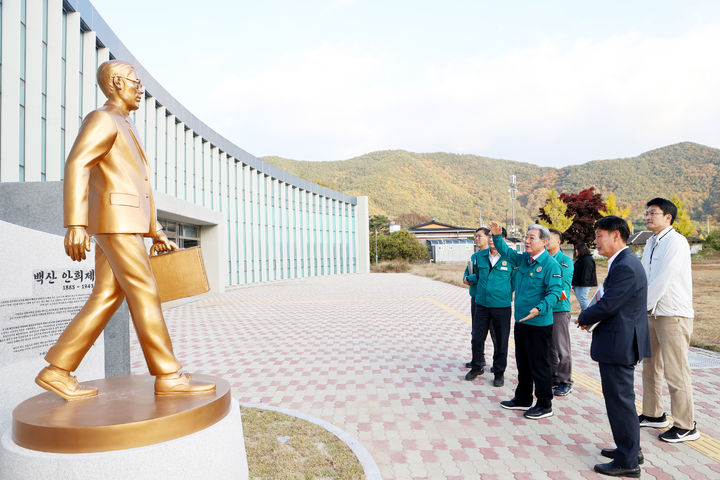 [의령=뉴시스] 백산 안희제 선생을 기념하는 '백산 나라사랑 너른마당' 기념관 앞에서 현장을 둘러보는 오태완 의령군수.(사진=의령군 제공) 2024.11.28.photo@newsis.com *재판매 및 DB 금지