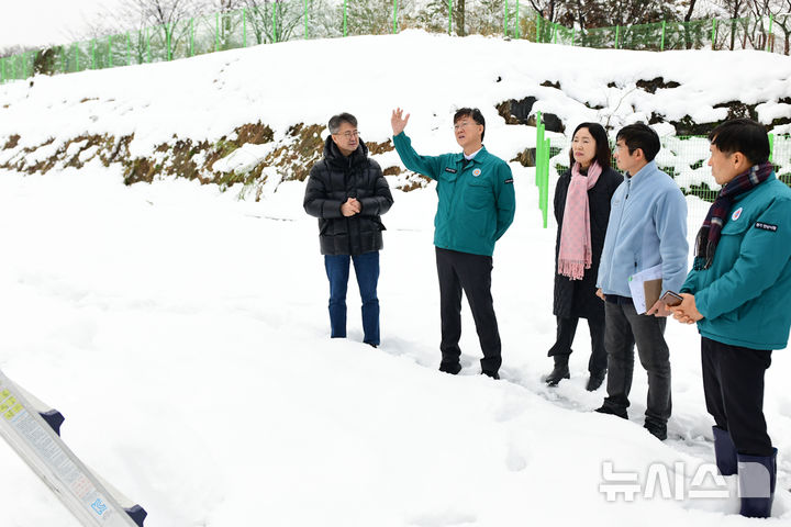 [안산=뉴시스] 이민근 안산시장이 28일 폭설 피해현장을 찾아 피해상황을 점검하고 있다. (사진=안산시 제공) 2024.11.28. photo@newsis.com