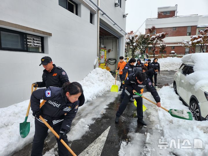 [안산=뉴시스] 경기 안산소방서 직원들이 28일 청사 주변과 인근 도로 제설 작업에 나서는 등 시민 안전 확보에 힘썼다. 안산소방 임직원 30여명은 전날부터 밤샘 구조 작업을 벌인 뒤 바로 이날 오전 제설 작업에 나섰다. (사진=경기도소방재난본부 제공) 2024.11.28. photo@newsis.com *재판매 및 DB 금지