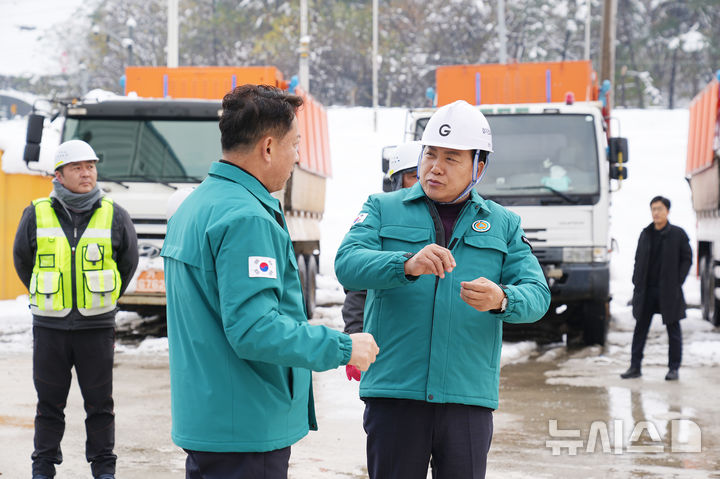 [오산=뉴시스] 이권재 오산시장(사진 오른쪽)이 재설장비를 점검하고 있는 모습. (사진=오산시 제공) 2024.11.28. photo@newsis.com  