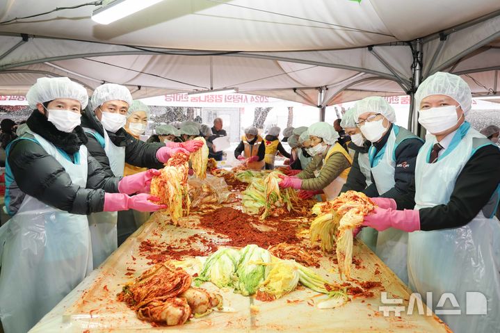 [세종=뉴시스]한국마사회는 지난 27일 레츠런파크 서울 바로마켓에서 지역사회 어려운 이웃들에게 김장김치를 나눠주기 위해 '사랑의 김장나눔 한마당' 행사를 진행했다.(사진=한국마사회 제공)