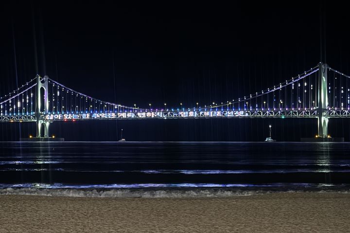 [부산=뉴시스] 광안대교 경관 조명 메시지 표출 전경 (사진=부산시설공단 제공) 2024.11.28. photo@newsis.com *재판매 및 DB 금지