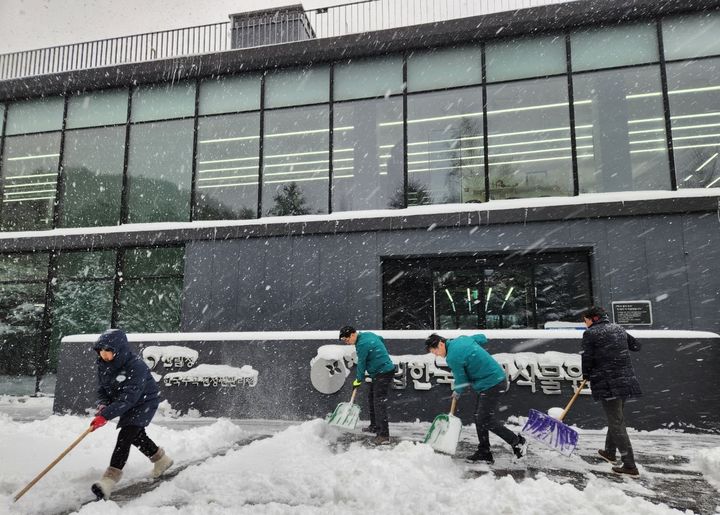 [대전=뉴시스] 한수정 직원들이 제설작업을 하고 있다.(사진=한수정 제공) *재판매 및 DB 금지