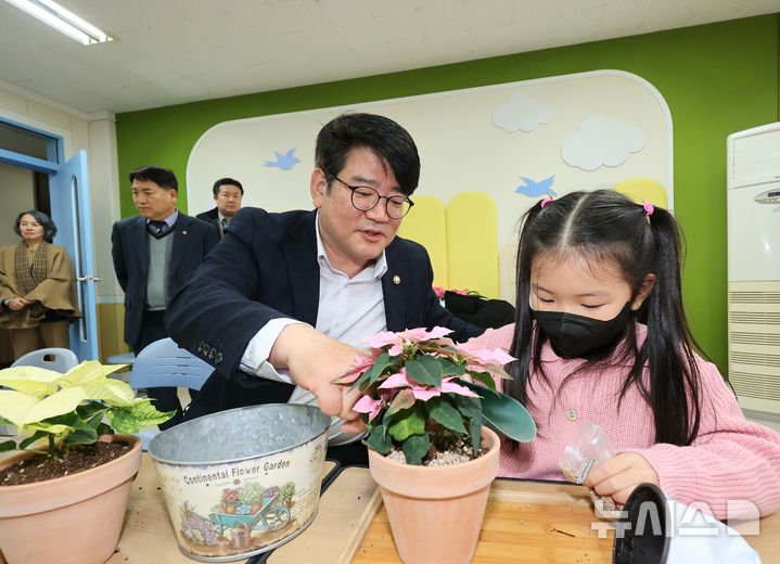 [세종=뉴시스]농촌진흥청은 늘봄학교 정책에 부합하는 농업 체험 프로그램을 내년부터 17개 시도로 확대 적용할 계획이다. 늘봄학교는 정규수업 이외에 다양한 교육자원을 연계해 학생의 성장·발달을 돕는 종합 교육프로그램이다.(사진=농진청 제공)