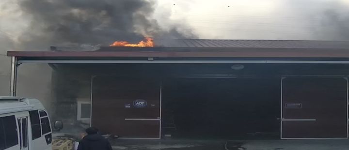 [익산=뉴시스] 28일 오전 8시52분께 전북 익산시 목천동의 한 창고에서 불이 나 25분여만에 진화됐다. (사진=전북특별자치도소방본부 제공) 2024.11.28. photo@newsis.com *재판매 및 DB 금지