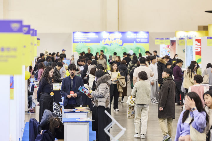 [부산=뉴시스] 부산 해운대구 벡스코에서 열린 제1회 부산국제아동도서전에서 관람객들이 둘러보고 있다.(사진=대한출판문화협회 제공) 2024.11.28. photo@newsis.com *재판매 및 DB 금지