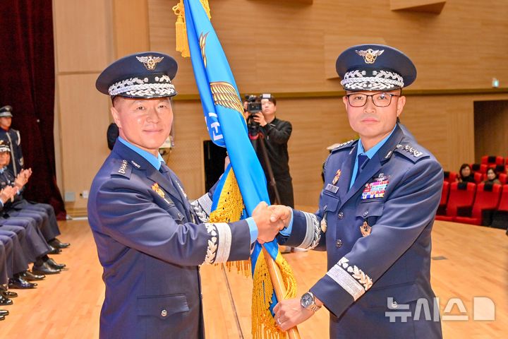 [청주=뉴시스] 28일 이영수 공군참모총장(왼쪽)이 차준선 57대 공군사관학교장에게 부대기를 수여하고 있다.(사진= 공군사관학교 제공) 2024.11.28. photo@newsis.com *재판매 및 DB 금지