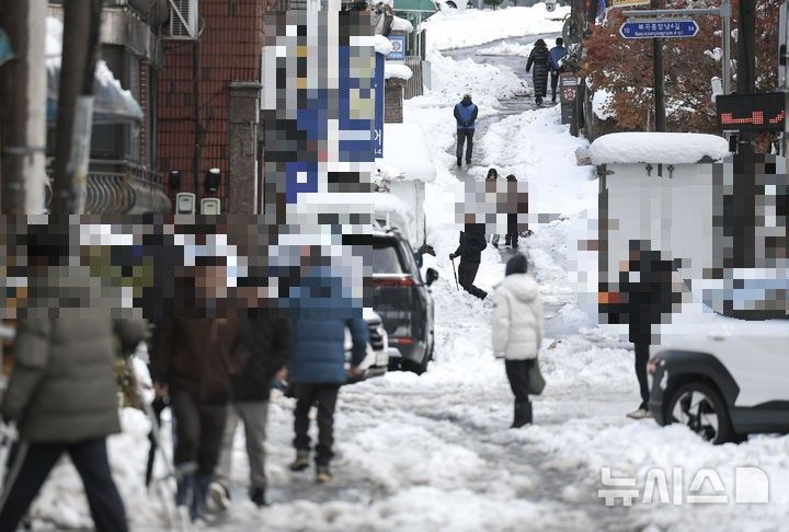 [의왕=뉴시스] 정병혁 기자 = 28일 경기 의왕시 도깨비시장 인근에서 시민들이 빙판길을 걷고 있다. (해당 사진은 기사와 직접 관련이 없습니다.) 2024.11.28. jhope@newsis.com *재판매 및 DB 금지