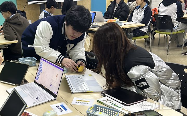 [김포=뉴시스] 정일형 기자 = 연세대학교 학생이 정보교과 수업 실습을 진행하는 모습. (사진은 김포시 제공)