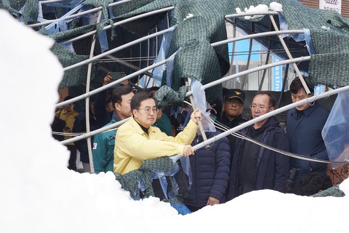 [수원=뉴시스] 28일 오후 김동연 경기도지사가 폭설 피해를 입은 의왕시 도깨비시장을 방문해 현장을 점검하고 있다. (사진=경기도 제공) 2024.11.28. photo@newsis.com *재판매 및 DB 금지