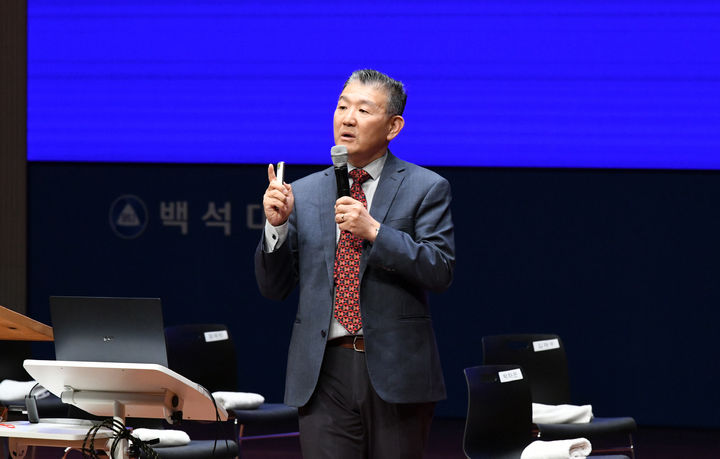 [천안=뉴시스] 백석대학교에서 특강을 하는 캘리포니아대학교어바인 '도니 W. 서' 모습.(사진=백석대학교 제공) 2024.11.28. photo@newsis.com *재판매 및 DB 금지