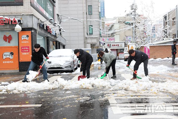 [서울=뉴시스]서울 은평구는 이틀째 내린 기록적 폭설로 인한 결빙 대비 종합대책을 긴급 추진한다고 28일 밝혔다. (사진=은평구 제공). 2024.11.28. photo@newsis.com 