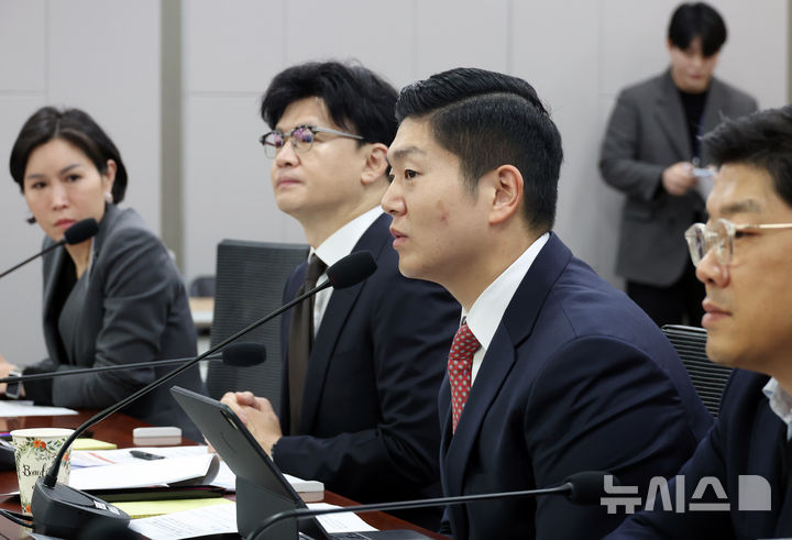 [서울=뉴시스] 고승민 기자 = 김재섭 국민의힘 의원이 지난달 28일 서울 여의도 국회 의원회관에서 열린 제2회 디지털자산 STO 포럼 조찬 간담회에서 축사를 하고 있다. 2024.11.28. kkssmm99@newsis.com