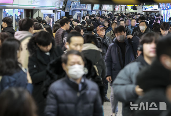 [서울=뉴시스] 정병혁 기자 = 전 날에 이어 많은 눈이 내린 28일 서울 강남구 지하철2호선 강남역 승강장이 대중교통을 이용하는 승객들로 붐비고 있다. 2024.11.28. jhope@newsis.com