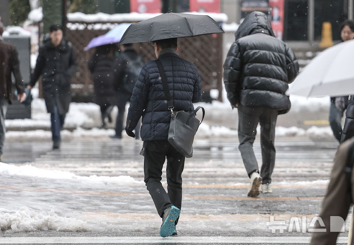 [서울=뉴시스] 정병혁 기자 = 서울 강남구 강남역 인근에서 우산을 쓴 시민들이 이동하고 있다. 2024.11.28. jhope@newsis.com