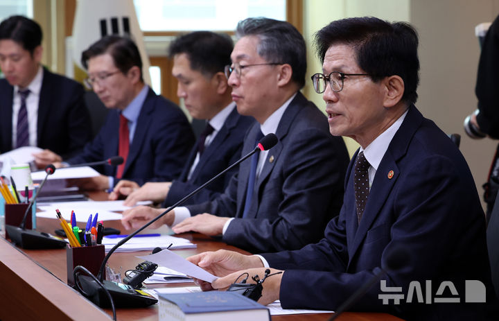 [서울=뉴시스] 이영환 기자 = 김문수 고용노동부 장관이 28일 오전 서울 중구 서울고용노동청에서 열린 공공운수노조 공동파업 대응 긴급 주요 기관장 상황 점검회의에 참석해 발언을 하고 있다. 2024.11.28. 20hwan@newsis.com