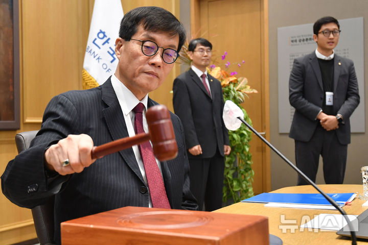 [서울=뉴시스] 사진공동취재단 = 이창용 한국은행 총재가 28일 오전 서울 중구 한국은행에서 열린 금융통화위원회에서 의사봉을 두드리고 있다. 2024.11.28. photo@newsis.com