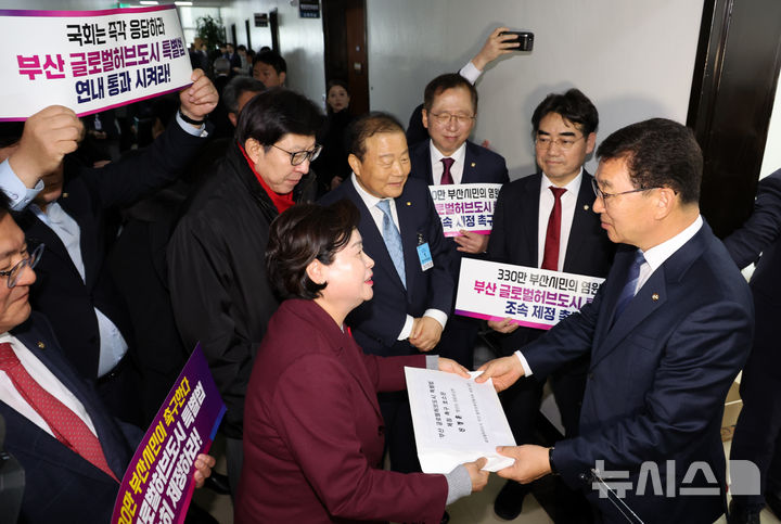 [서울=뉴시스] 조성우 기자 = 28일 오전 서울 여의도 국회에서 박형준 부산시장이 이헌승, 정동만, 조승환 의원, 부산 범여성추진협의회와 함께 신정훈 행정안전위원회 위원장을 만나 부산 글로벌허브도시 특별법 제정 촉구 호소문을 전달하고 있다. 2024.11.28. xconfind@newsis.com