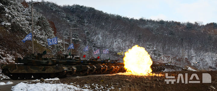 [양주=뉴시스] 황준선 기자 = 28일 오전 경기 양주시 노야산훈련장에서 육군 제30기갑여단 전차대대 K1A2전차가 전차포 사격훈련을 하고 있다. 2024.11.28. hwang@newsis.com