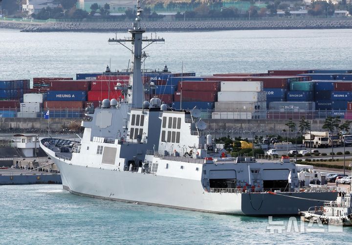 [부산=뉴시스] 하경민 기자 = 우리 기술로 설계·건조된 대한민국 해군 4번째 이지스구축함이자 첫 8200t급인 '정조대왕함'이 28일 부산 남구 해군작전사령부 부산작전기지에 정박하고 있다.  길이 170m, 폭 21m 크기인 정조대왕함은 최신 이지스 전투체계를 탑재해 탄도미사일에 대한 탐지와 추적 뿐만 아니라 요격 능력까지 갖췄다. 2024.11.28. yulnetphoto@newsis.com
