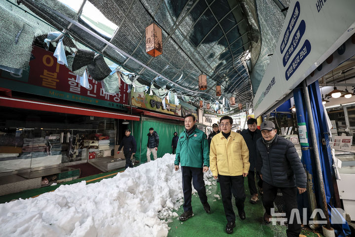 [의왕=뉴시스] 정병혁 기자 = 김동연 경기도지사가 28일 폭설로 지붕이 무너진 경기 의왕시 도깨비시장을 찾아 현장을 살펴보고 있다. 2024.11.28. jhope@newsis.com