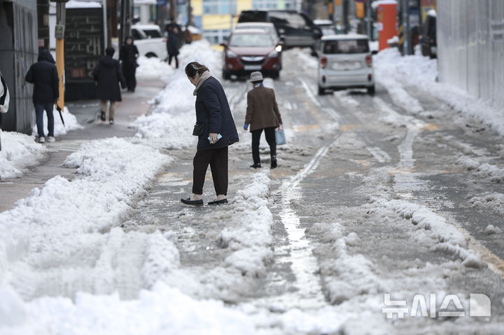 [의왕=뉴시스] 정병혁 기자 = 28일 경기 의왕시 도깨비시장 인근에서 시민들이 빙판길을 걷고 있다. 2024.11.28. jhope@newsis.com