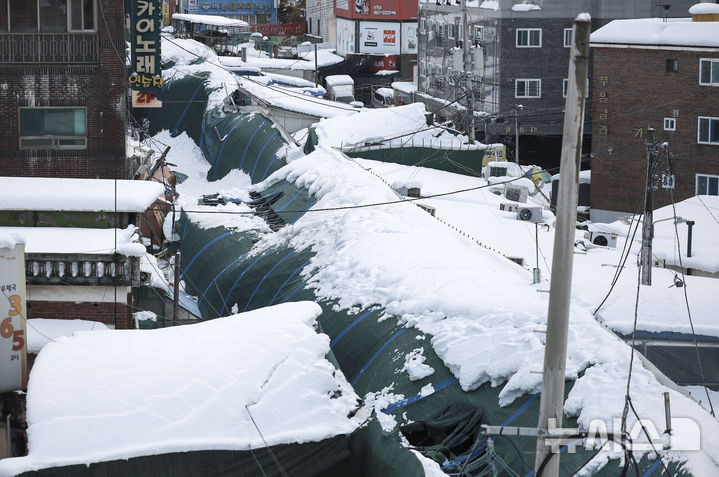 [의왕=뉴시스] 정병혁 기자 = 전 날에 이어 폭설이 이어진 28일 경기 의왕시 도깨비시장 지붕이 무너져있다. 2024.11.28. jhope@newsis.com