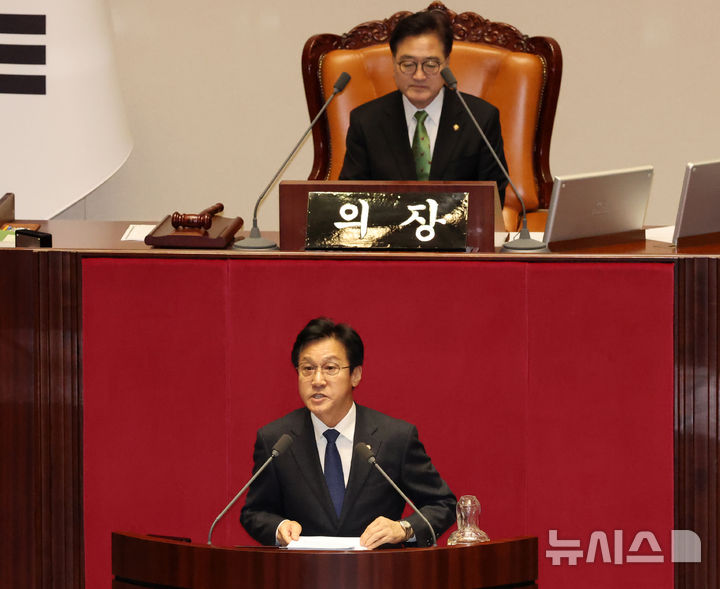 [서울=뉴시스] 조성우 기자 = 신영대 더불어민주당 의원이 28일 오후 서울 여의도 국회에서 열린 제418회국회(정기회) 제13차 본회의에서 자신에 대한 체포동의안 표결에 앞서 신상 발언을 하고 있다. 2024.11.28. xconfind@newsis.com