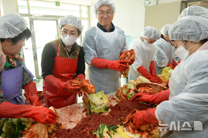 [울산=뉴시스] 배병수 기자 = 한국수력원자력 새울원자력본부(본부장 소유섭)는 28일 울주군 서생면 사랑나눔센터에서 지역의 어려운 이웃을 위한‘사랑나눔, 김치나눔’김장 담그기를 하고 있다. 이날 김장김치는 서생지역 내 복지시설과 어려운 이웃 200가구에 전달 할 예정이다. 2024.11.28.bbs@newsis.com.