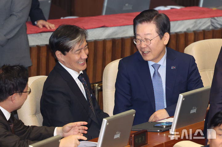 [서울=뉴시스] 조성우 기자 = 이재명(오른쪽) 더불어민주당 대표와 조국 조국혁신당 대표가 28일 오후 서울 여의도 국회에서 열린 제418회국회(정기회) 제13차 본회의에서 대화를 나누고 있다. 2024.11.28. xconfind@newsis.com