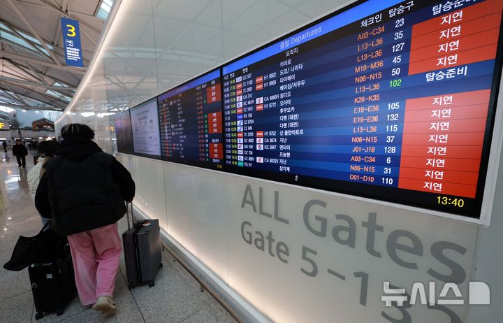 [인천공항=뉴시스] 고범준 기자 = 117년 만에 기록적인 폭설이 내린 28일 오후 인천국제공항 제1여객터미널 출발층 전광판에 '지연' 안내문이 나오고 있다. 2024.11.28.. bjko@newsis.com