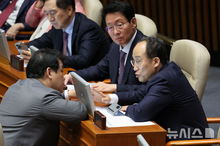 [서울=뉴시스] 조성우 기자 = 추경호(오른쪽) 국민의힘 의원이 28일 오후 서울 여의도 국회에서 열린 제418회국회(정기회) 제13차 본회의에서 김상훈 정책위의장, 배준영(왼쪽) 원내수석부대표와 대화하고 있다. 2024.11.28. xconfind@newsis.com