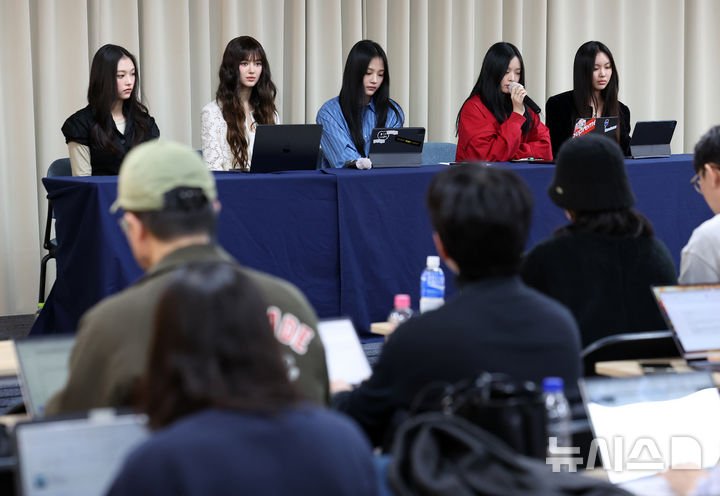 [서울=뉴시스] 김선웅 기자 = 그룹 뉴진스가 28일 서울 강남구 스페이스쉐어 삼성역센터에서 어도어와의 전속계약 해지 관련 긴급 기자회견을 하고 있다. 왼쪽부터 해린, 다니엘, 하니, 민지, 혜인. (공동취재) 2024.11.28. photo@newsis.com