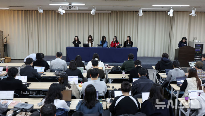 [서울=뉴시스] 김선웅 기자 = 그룹 뉴진스가 28일 서울 강남구 스페이스쉐어 삼성역센터에서 어도어와의 전속계약 해지 관련 긴급 기자회견을 하고 있다. 왼쪽부터 해린, 다니엘, 하니, 민지, 혜인. 2024.11.28. mangusta@newsis.com