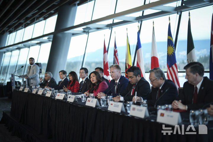 [벤쿠버=AP/뉴시스] 필리핀과 아랍에미리트(UAE)가 포괄적·점진적 환태평양경제동반자협정(CPTPP) 가입을 신청했다. 사진은 지난해 11월28일 캐나다 벤쿠버에서 CPTPP 위원회 폐막 기자회견이 열리는 모습. 2025.11.03. 