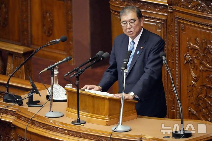 [도쿄=AP/뉴시스]이시바 시게루 일본 총리가 지난 달 29일 도쿄에서 열린 중의원 임시국회 본회의에서 소신표명 연설을 하고 있다. 2024.12.06