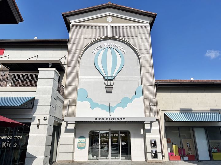 [부산=뉴시스] 신세계사이먼은 부산 프리미엄 아울렛에 아동 전문관 '키즈 블라썸'(KIDS BLOSSOM)의 문을 열고 유·아동 동반 가족단위 고객 모시기에 나선다고 29일 밝혔다. (사진=신세계사이먼 제공) 2024.11.29. photo@newsis.com *재판매 및 DB 금지