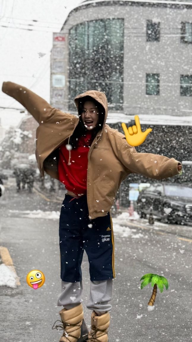 [서울=뉴시스] 고현정은 지난 27일 자신의 사회관계망서비스(SNS)에 "대박" "피할 수 없으면 즐겨야지" "눈이다 첫 눈"이라는 글과 함께 여러 장의 사진을 게재했다. (사진= 인스타그램 갈무리) *재판매 및 DB 금지