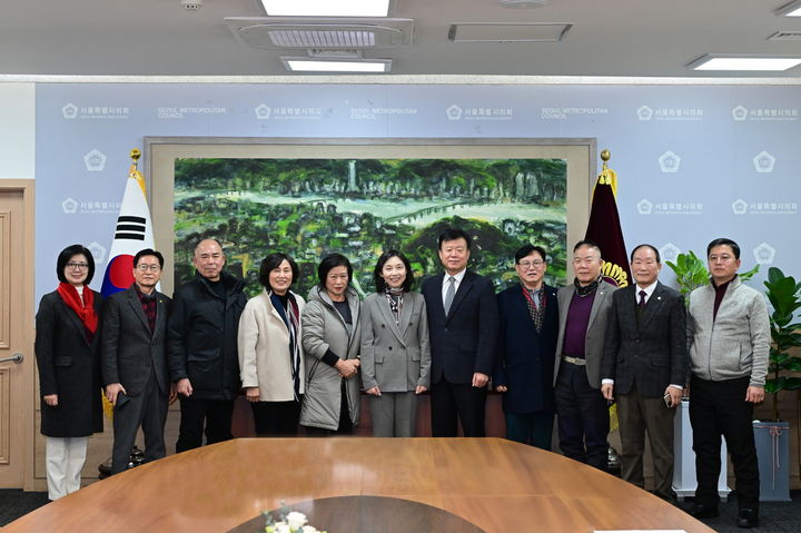 [서울=뉴시스] 서울시 자율방범연합회와 단체사진 촬영. 2024.11.29. (사진=서울시의회 제공) *재판매 및 DB 금지