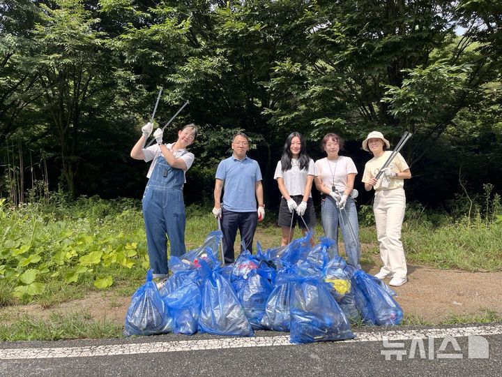 [서울=뉴시스] 한국콘텐츠진흥원 직원들은 지난 7월 지역상생 활동의 일환으로 나주호 일대 쓰레기줍기 봉사활동에 나섰다. (사진=콘진원 제공) photo@newsis.com *재판매 및 DB 금지