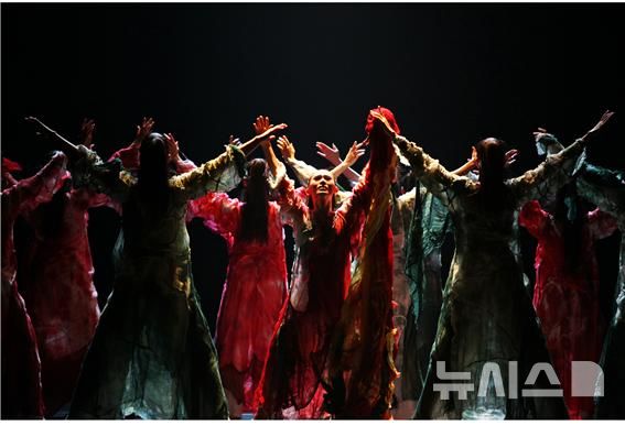 [서울=뉴시스] 두 번째 화살. (사진=무트댄스 제공) photo@newsis.com *재판매 및 DB 금지