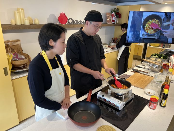 [서울=뉴시스] 김민성 기자 = 28일 오전 서울 강남구 논현동 오키친스튜디오에서 '로이앤메이' 로이 셰프가 마파두부 조리법을 설명하고 있다. 2024.11.28. kms@newsis.com *재판매 및 DB 금지