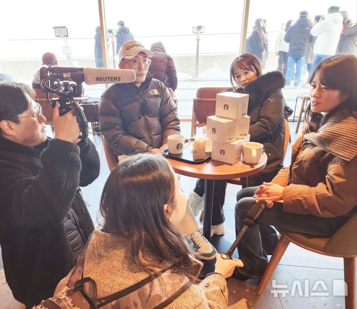 [김포=뉴시스] 정일형 기자 = 29일 오전 김포 애기봉평화생태공원 내 개점한 스타벅스에서 한 시민이 외신과 인터뷰하고 있다. (사진은 김포시 제공)