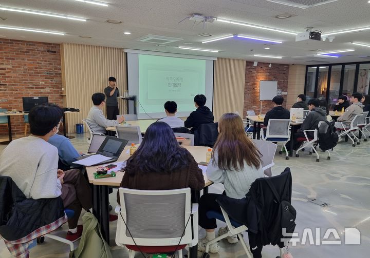 [창원=뉴시스]국립창원대학교 대학일자리플러스센터의 취업허니데이 프로그램 중 직무 멘토링 시간에 모교 출신 현대로템 재직자가 대학 도서관 1층 JOB STUDIO에서 직장생활에 대해 얘기하고 있다.(사진=국립창원대 제공) 2024.11.29. photo@newsis.com