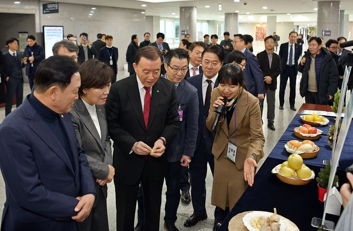 [서울=뉴시스] 농림축산식품부와 농촌진흥청, 한국농수산식품유통공사(aT)는 이날 국회의원회관에서 '기후변화 대응 농산물 수급안정 방안' 토론회를 개최했다. (사진 = 농식품부 제공) 2024.11.29. *재판매 및 DB 금지