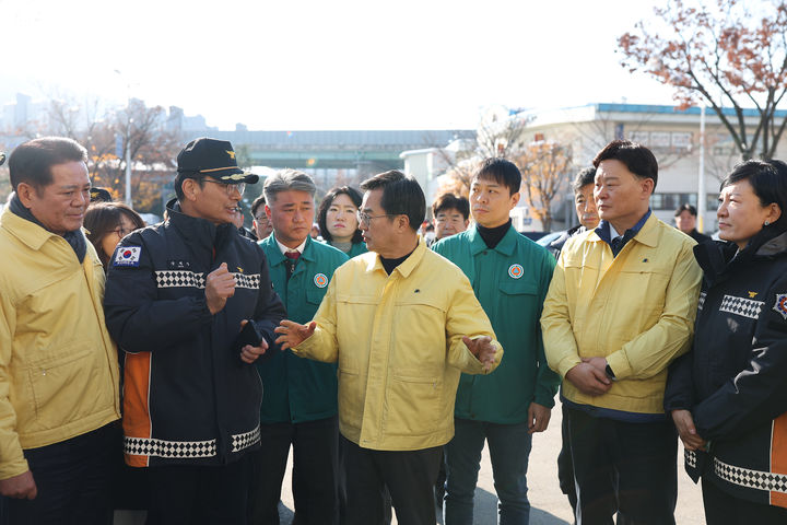 [수원=뉴시스] 김동연 경기도지사가 29일 오전 경기도의회 최종현(민주당), 김정호(국민의힘) 대표의원을 비롯한 도의원들과 안양농수산물도매시장에 방문해 폭설 피해현장 확인 및 점검 하고 있다. (사진=경기도 제공) 2024.11.29. photo@newsis.com *재판매 및 DB 금지