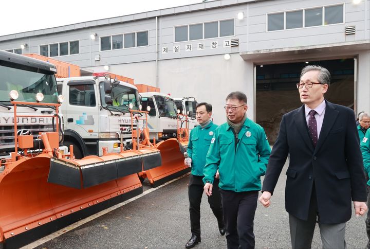 [대전=뉴시스]유득원 대전시 행정부시장이 29일 기습 폭설에 대비해 제설장비를 둘러보고 있다. (사진=대전시 제공). 2024. 11. 29 photo@newsis.com *재판매 및 DB 금지